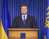 На день Валентина Валентинку відправив Ахметову і Путіну.Досі не можу зрозуміти,хто з них мене кохає краще, Мем Янукович2014