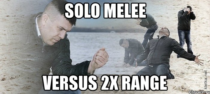 solo melee versus 2x range, Мем Мужик сыпет песок на пляже